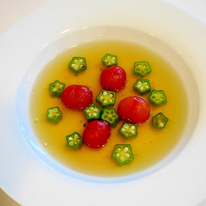 夏野菜で涼感！オクラとトマトの冷製コンソメスープ